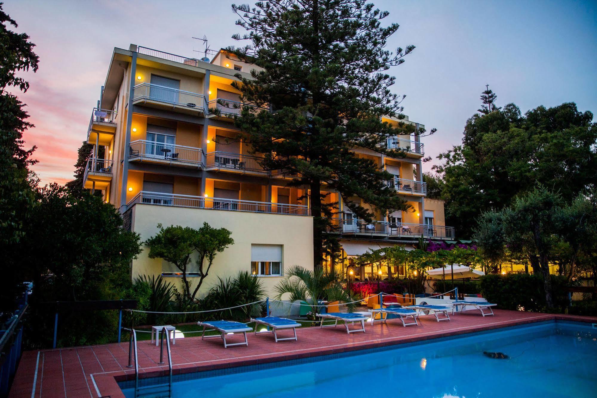 דיאנו מרינה Hotel Eden Park מראה חיצוני תמונה